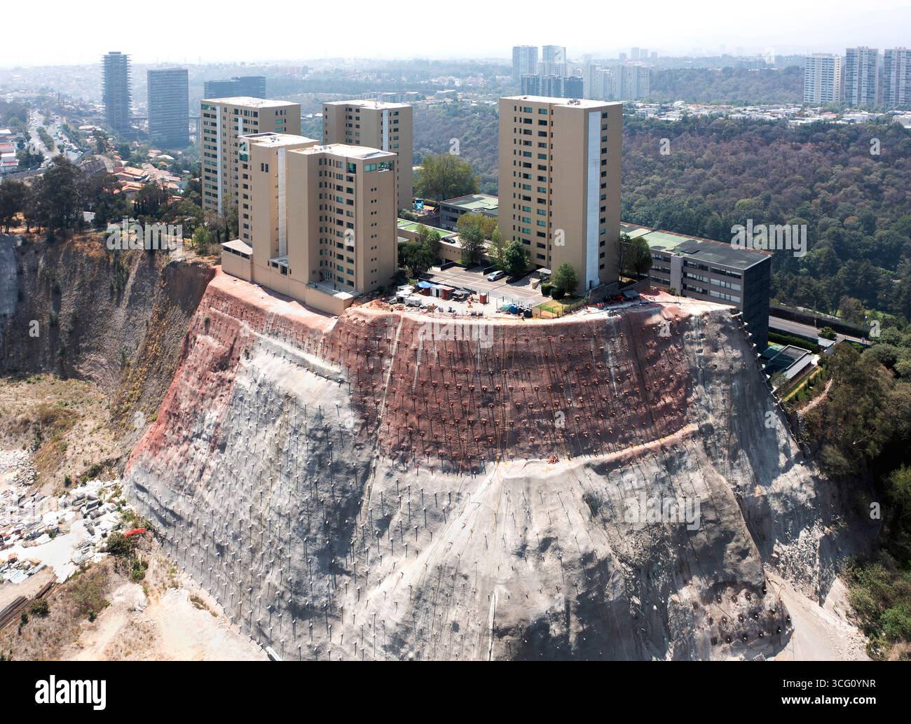 Lavori di rinforzo della scogliera per salvare edifici precariamente costruiti Foto Stock