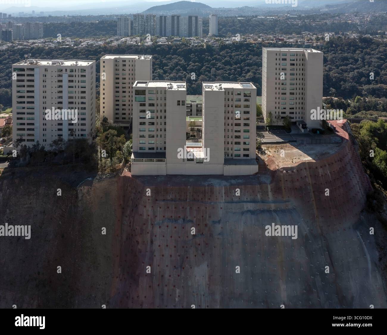 Torri residenziali situate sopra il precipizio rinforzato di Santa Fe, città del Messico, Messico Foto Stock