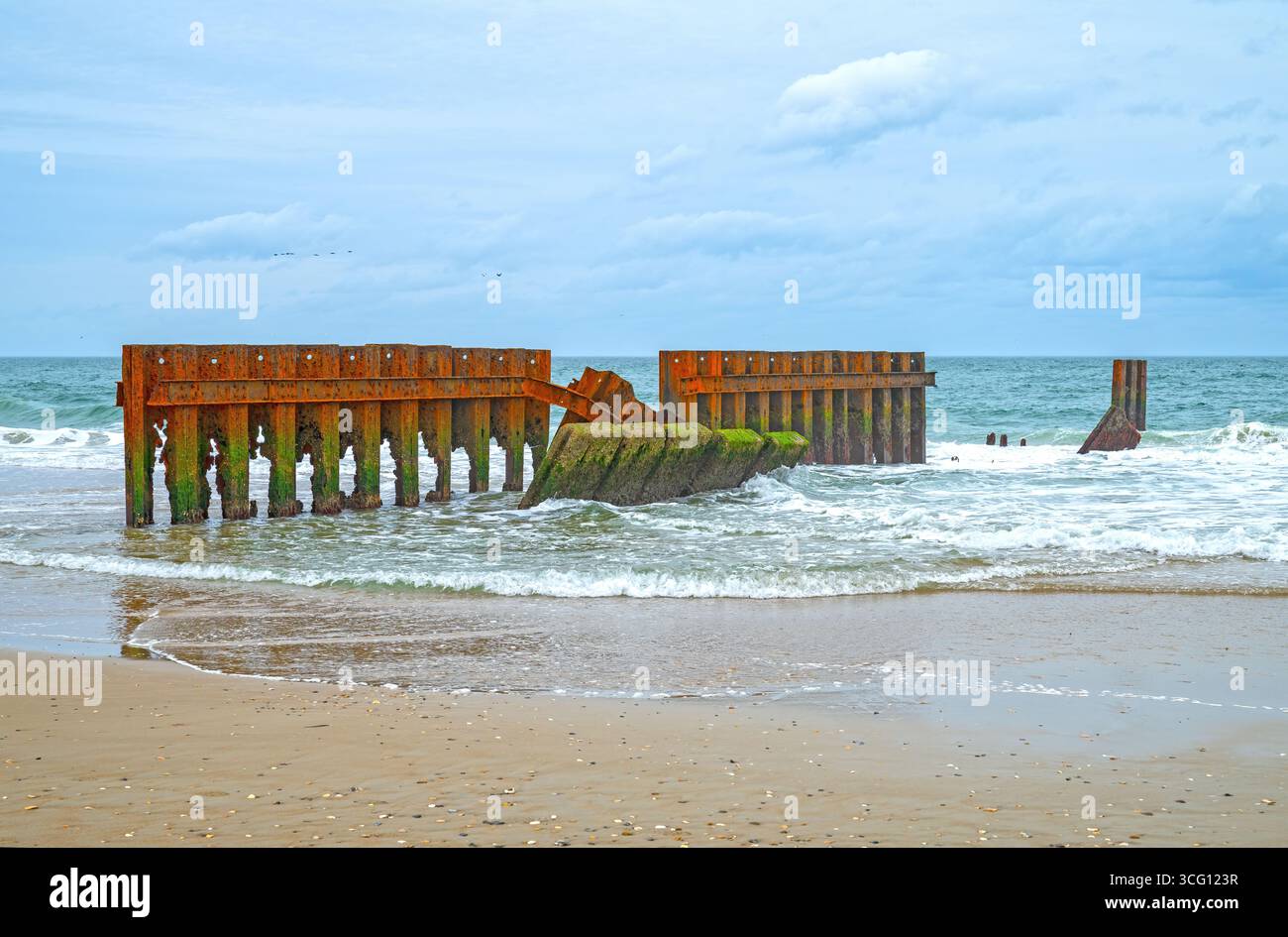 Erosione del cemento e della frana d'acciaio sulle rive di Cape Hatteras, nella Carolina del Nord Foto Stock