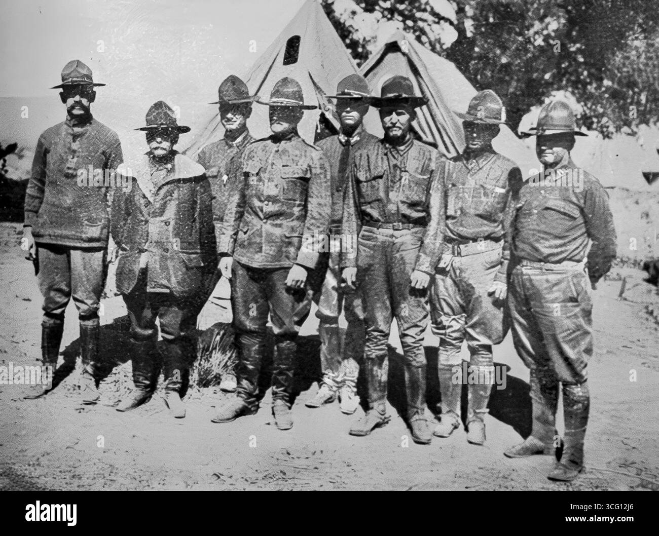 Immagine da l'Illustration, 24 giugno 1916, che mostra il generale John J. Pershing con il suo staff durante la spedizione punitiva degli Stati Uniti in Messico. Pershing comandò le forze americane inviate oltre il confine per inseguire Pancho Villa dopo il suo raid su Columbus, nuovo Messico. Questa campagna segnò un episodio importante nella storia militare degli Stati Uniti, anticipando la successiva leadership di Pershing della forza di spedizione americana in Europa durante la prima guerra mondiale. Foto Stock