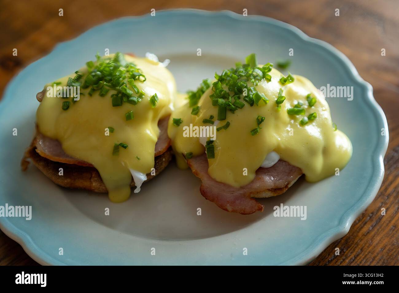 Uova Benedict con salsa Hollandaise Foto Stock