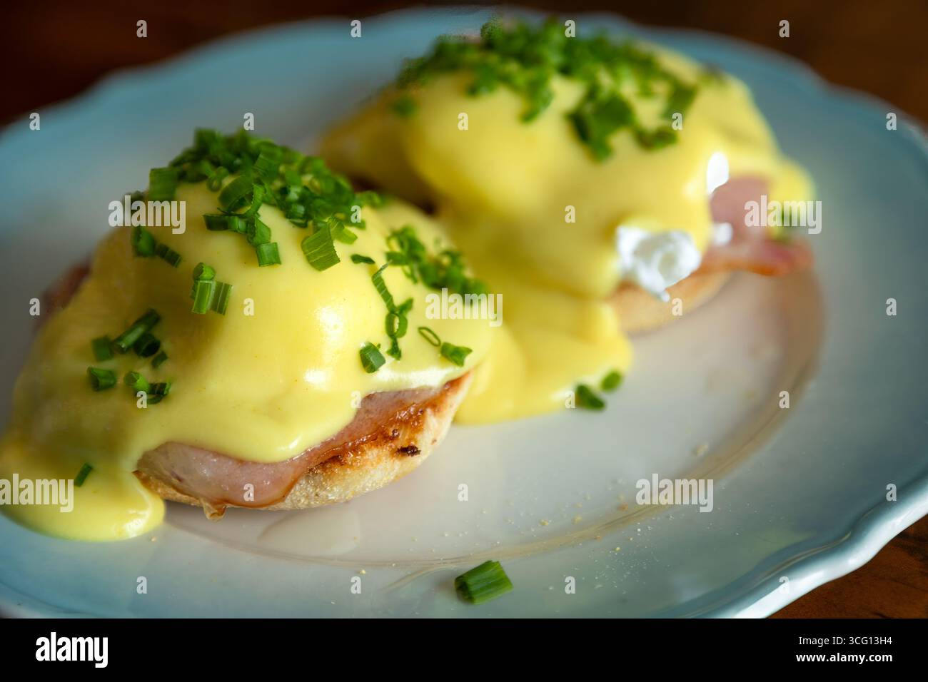 Uova Benedict con salsa Hollandaise Foto Stock