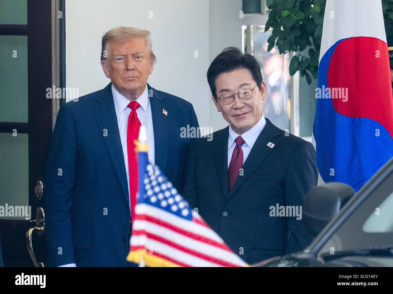 Washington, Stati Uniti. 25 agosto 2025. Il presidente degli Stati Uniti Donald Trump (L) dà il benvenuto in visita al presidente sudcoreano Lee Jae-myung alla Casa Bianca di Washington, DC, negli Stati Uniti, il 25 agosto 2025. Crediti: HU Yousong/Xinhua/Alamy Live News Foto Stock