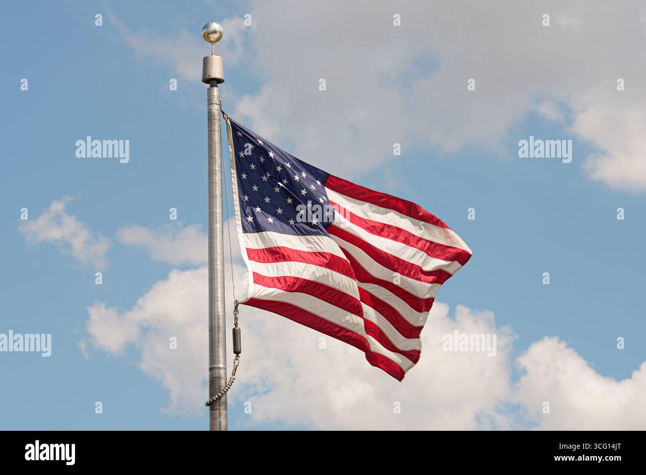 Washington, Stati Uniti. 25 agosto 2025. La bandiera americana vola sul National Mall di Washington DC, lunedì 25 agosto 2025. (Foto di Aaron Schwartz/Sipa USA) credito: SIPA USA/Alamy Live News Foto Stock