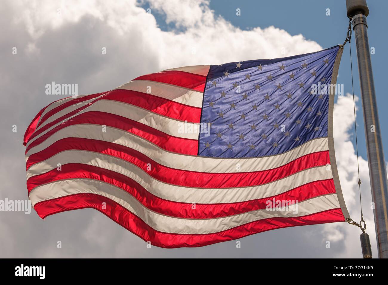 Washington, Stati Uniti. 25 agosto 2025. La bandiera americana vola sul National Mall di Washington DC, lunedì 25 agosto 2025. (Foto di Aaron Schwartz/Sipa USA) credito: SIPA USA/Alamy Live News Foto Stock