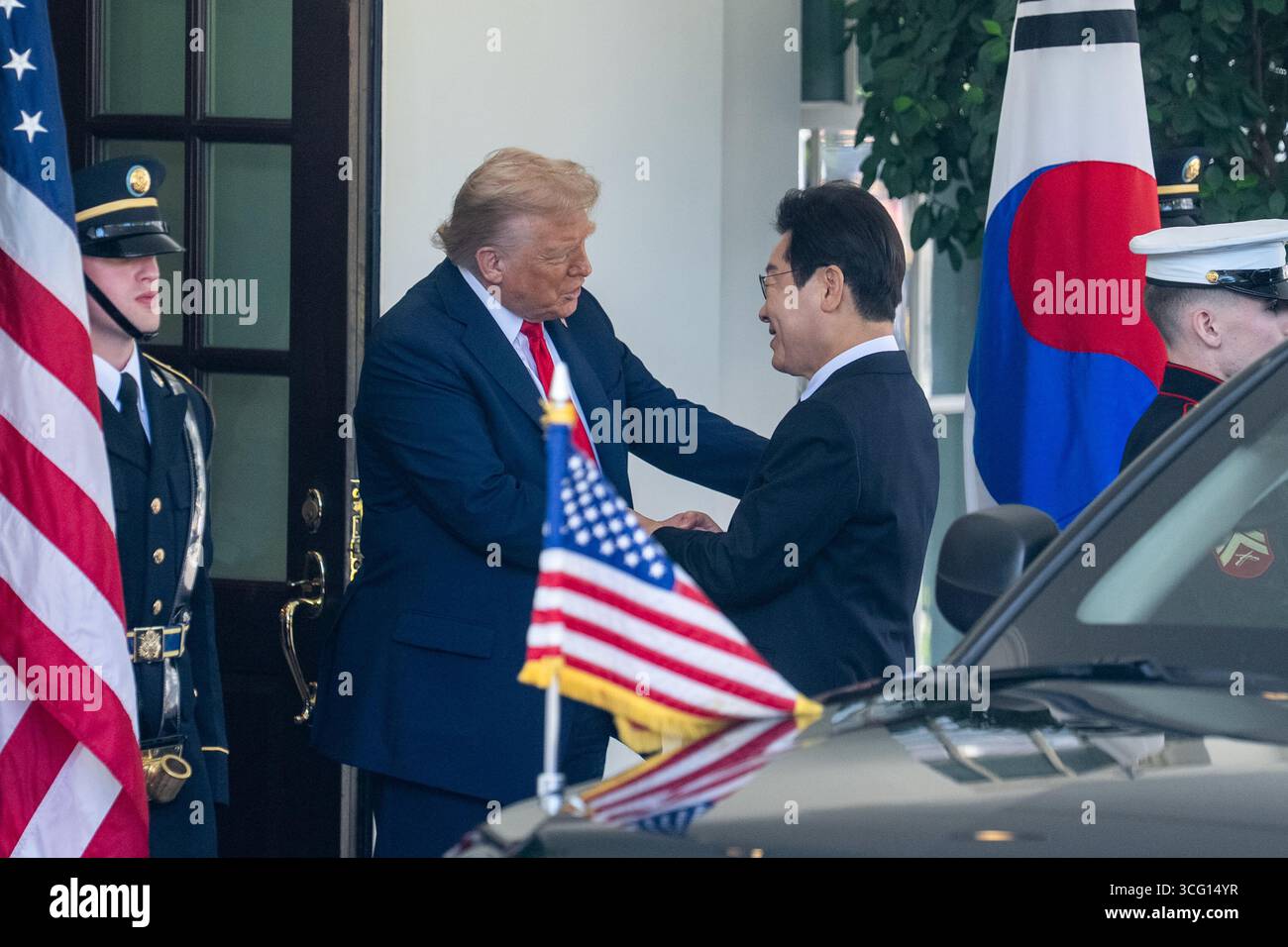 Washington, Stati Uniti. 25 agosto 2025. Il presidente degli Stati Uniti Donald Trump (2° L) dà il benvenuto in visita al presidente sudcoreano Lee Jae-myung (2° R) alla Casa Bianca di Washington, DC, negli Stati Uniti, il 25 agosto 2025. Crediti: HU Yousong/Xinhua/Alamy Live News Foto Stock