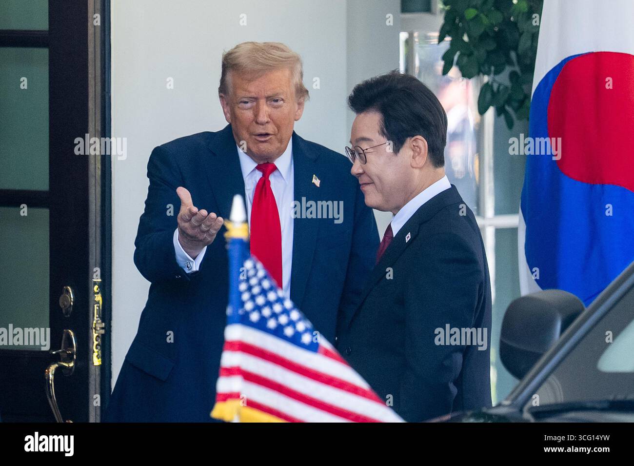 Washington, Stati Uniti. 25 agosto 2025. Il presidente degli Stati Uniti Donald Trump (L) dà il benvenuto in visita al presidente sudcoreano Lee Jae-myung alla Casa Bianca di Washington, DC, negli Stati Uniti, il 25 agosto 2025. Crediti: HU Yousong/Xinhua/Alamy Live News Foto Stock