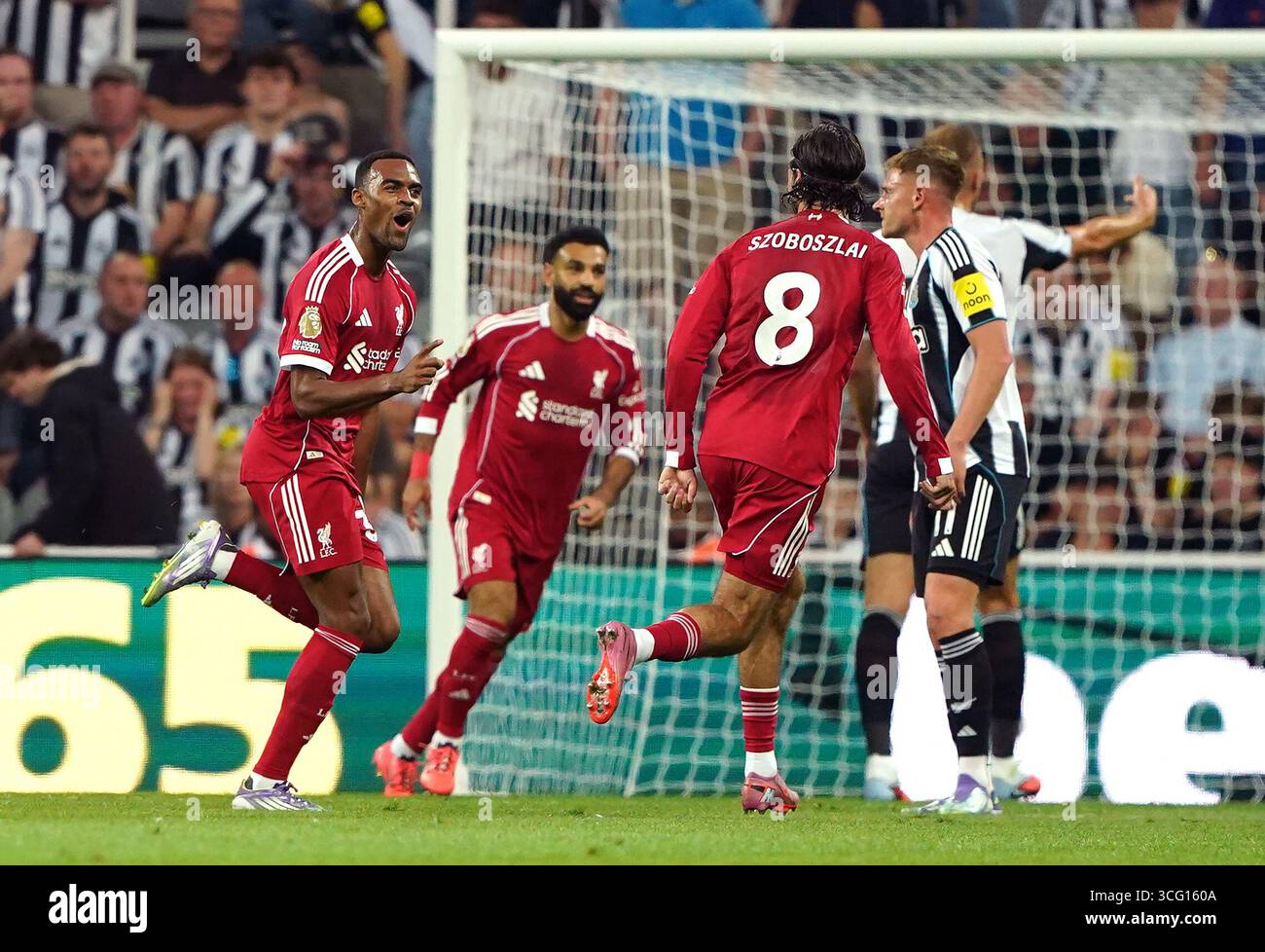 Ryan Gravenberch (a sinistra) del Liverpool celebra il primo gol della squadra durante la partita di Premier League a St James' Park, Newcastle. Data foto: Lunedì 25 agosto 2025. Foto Stock