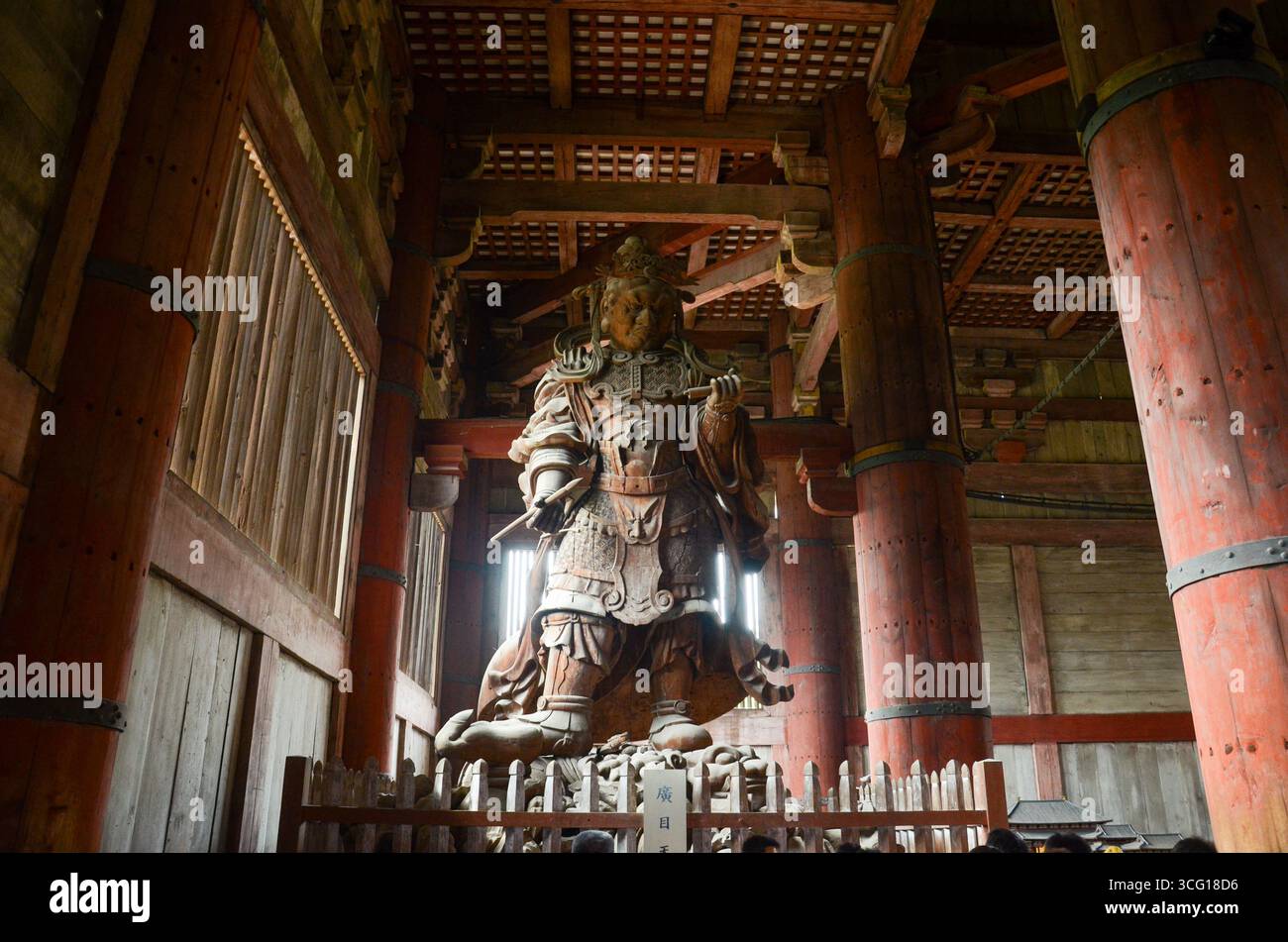 Nara, Prefettura di Nara, Giappone. 25 agosto 2025: Grande statua in legno all'interno del Daibutsu-den al tempio Todai-ji a Nara, Giappone, che mostra la tradizionale J Foto Stock