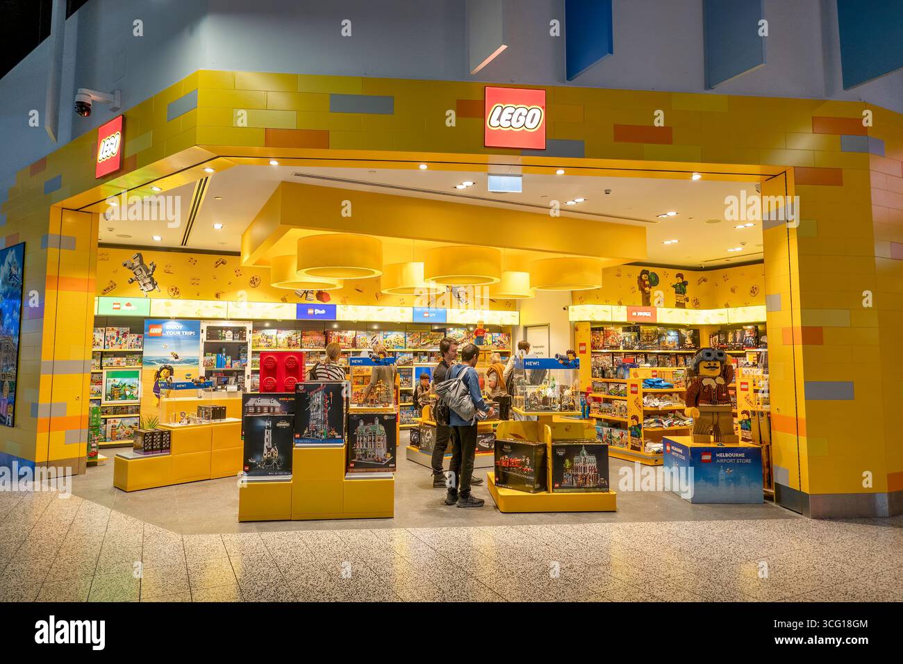 Ingresso al negozio LEGO con clienti ed esposizioni situate nel terminal dell'Aeroporto di Melbourne in Australia. Foto Stock