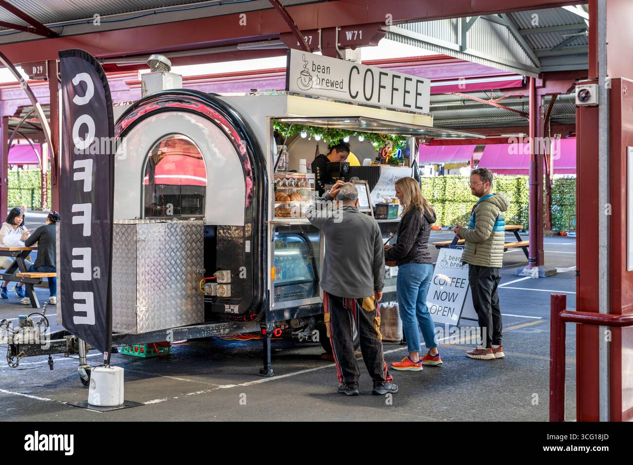 Clienti presso un Coffee Stand nel Queen Victoria Market di Melbourne, Australia. Foto Stock