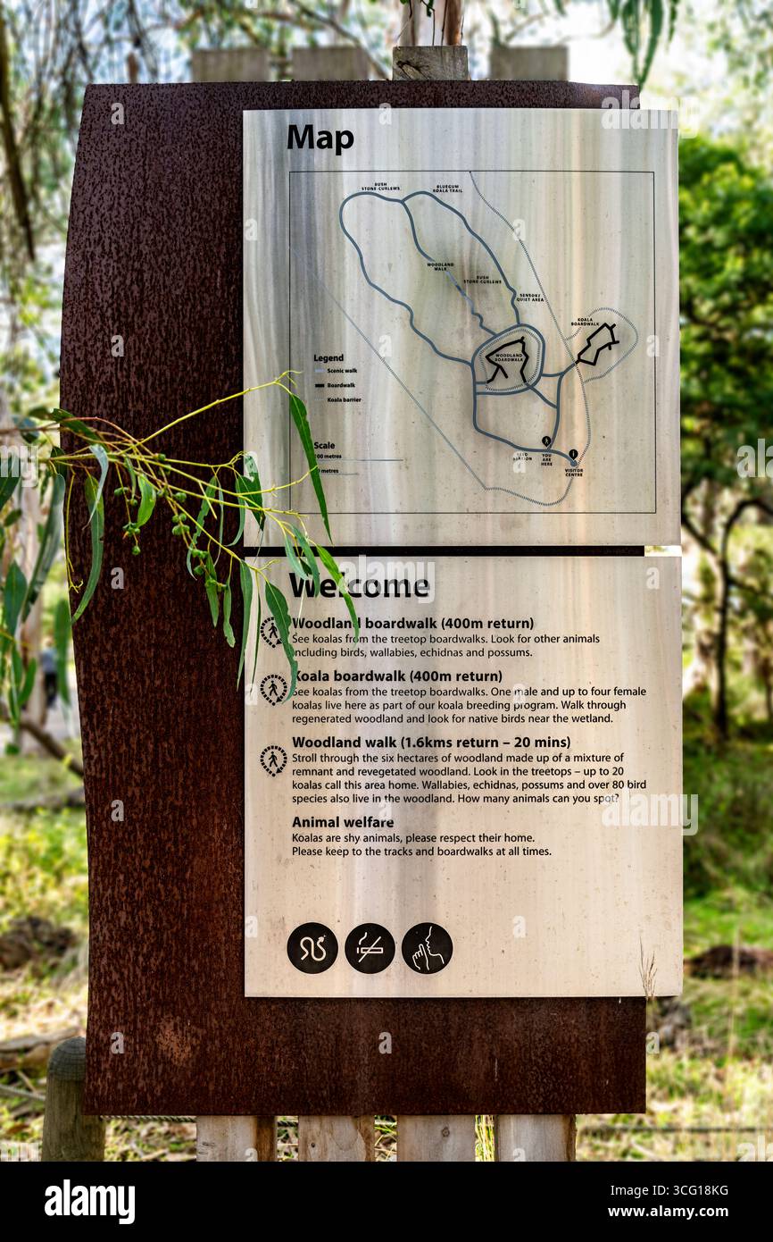 Mappa e cartello informativo nella riserva protetta dei Koala Escape, a Phillips Island, Australia. Foto Stock