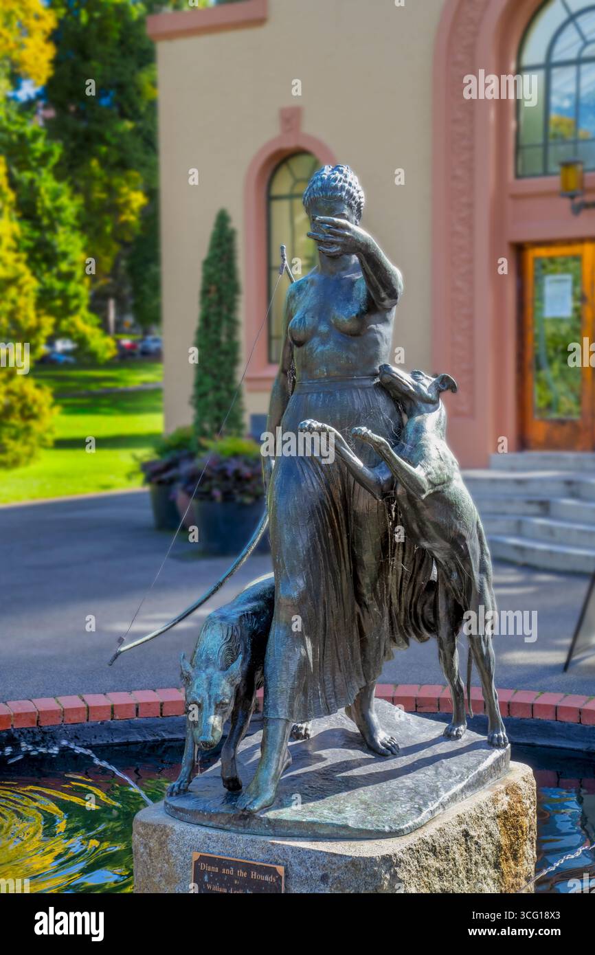 La Diana e la Hounds Fountain di fronte al Conservatory Building dei Fitzroy Gardens a Melbourne, Australia. Foto Stock