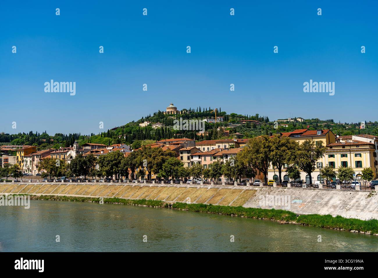 Santuario di nostra Signora di Lourdes sopra il lungofiume di Verona Foto Stock