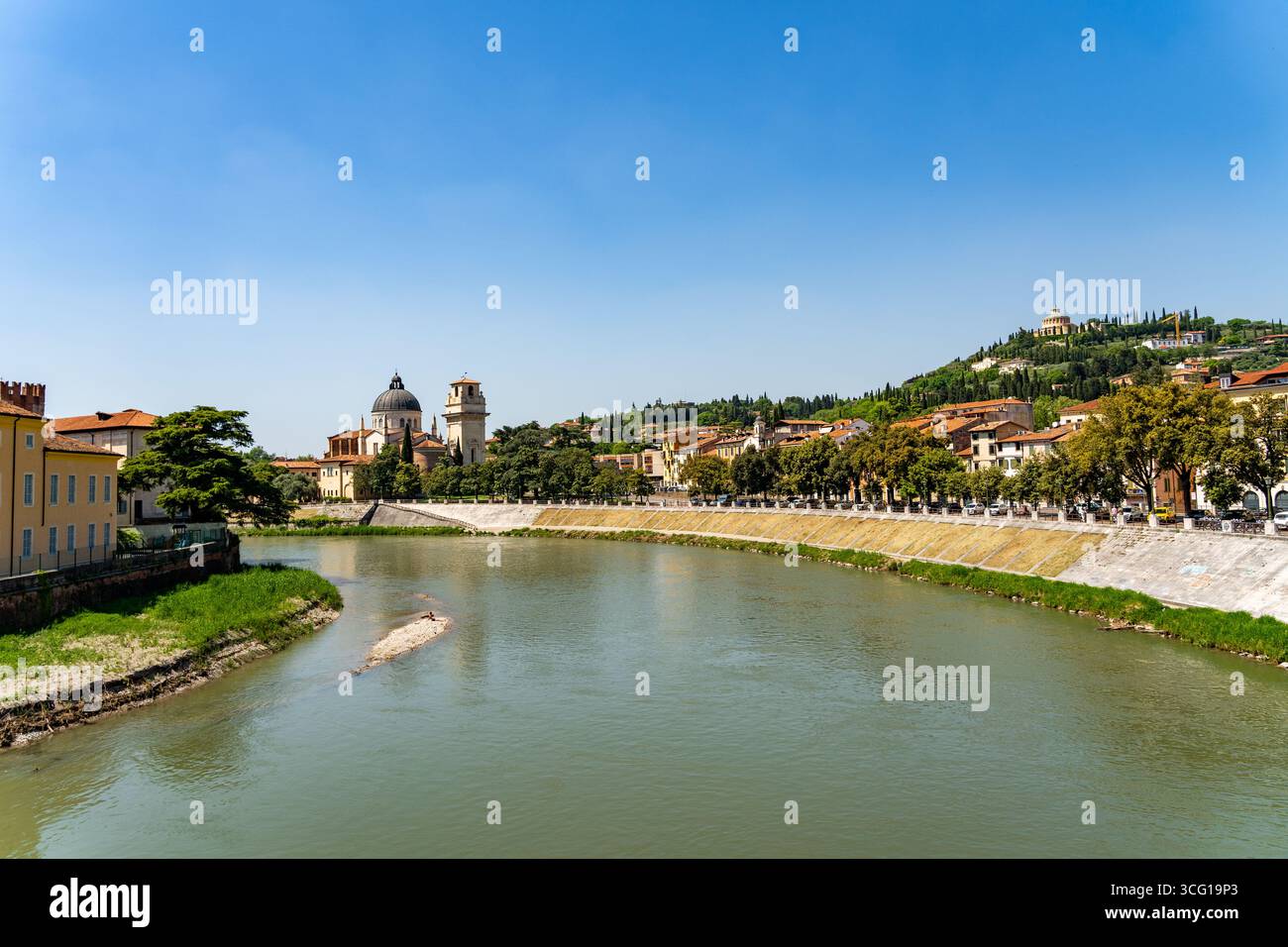 Fiume Adige con San Giorgio a Braida e Santuario Hilltop a Verona Foto Stock