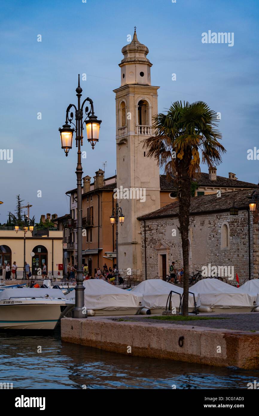 Campanile e luci del porto al tramonto Foto Stock
