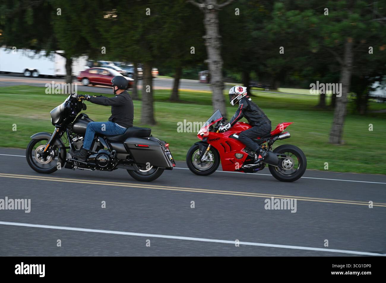 Le motociclette che guidano tra le ruote del tempo sfilano in macungie Pa. Foto Stock