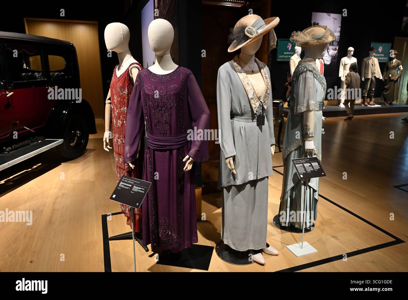 Penelope Wilton (nel ruolo di Isobel Crawley): Tuta estiva blu uovo d'anatra, cappello - Downton Abbey The Auction - Bonham Foto Stock