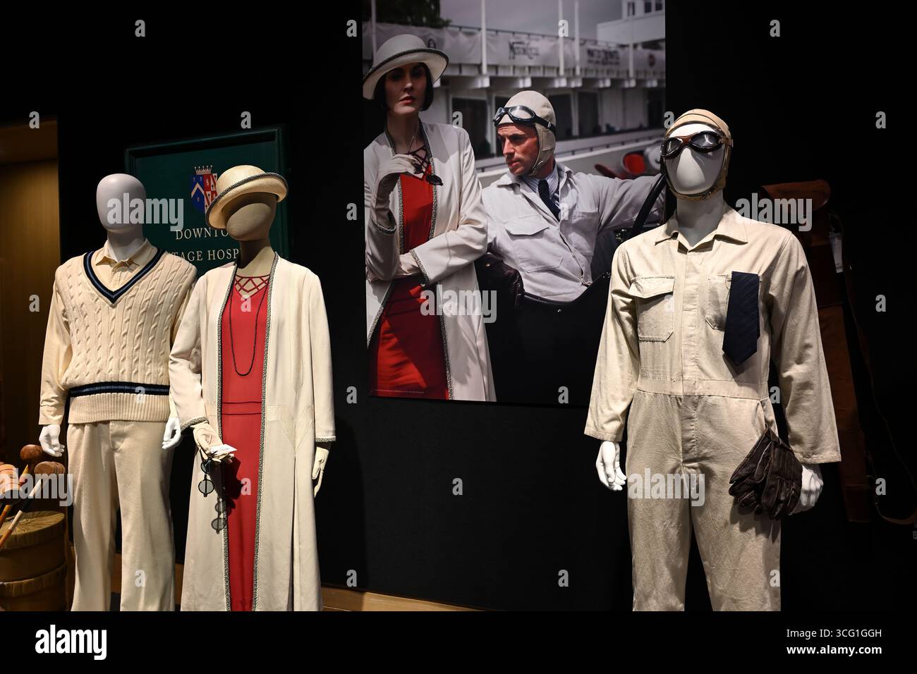 Lord Grantham cricket White, Lady Mary Red dress e Henry Talbot Racing Gear da 'Brooklands' - Downton Abbey The Auction - Bonhams London Foto Stock