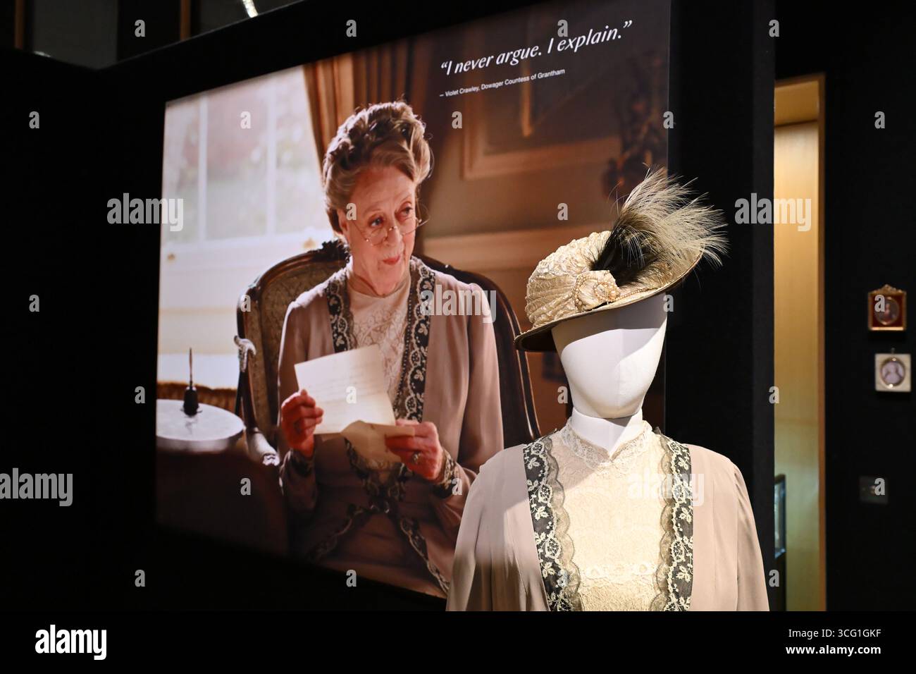 Abito da giorno in crepe di seta indossato da Dame Maggie Smith (Violet Crawley) a Downton Abbey - per l'asta a Bonham Foto Stock