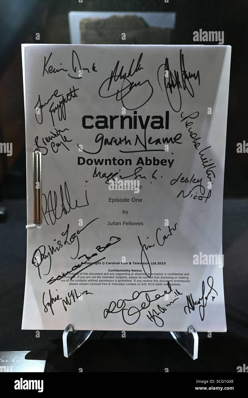 Sceneggiatura autografata di Downton Abbey, stagione 1, episodio 1 - per asta a Bonhams Foto Stock