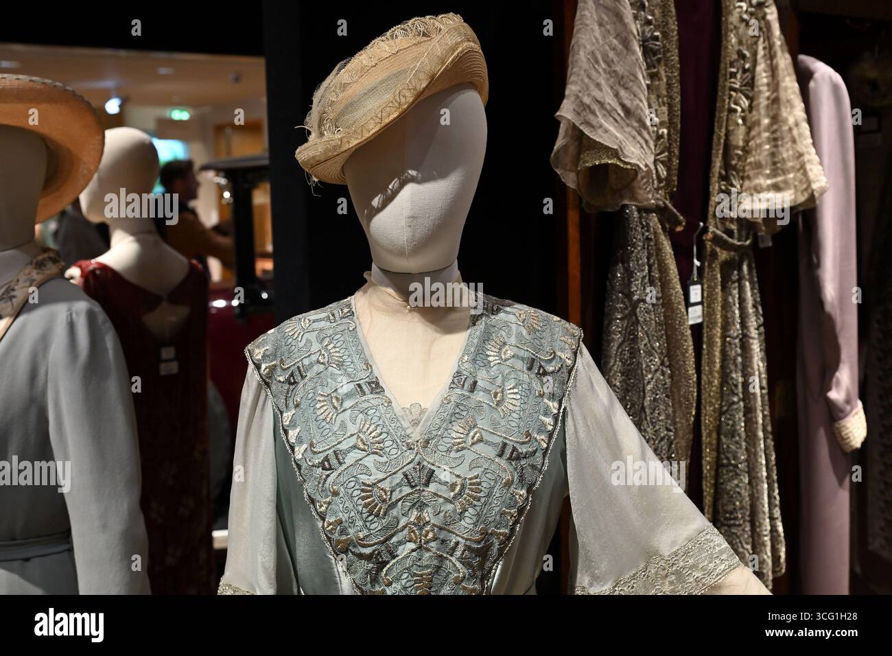 Dame Maggie Smith (nel ruolo di Violet Crawley, contessa vedova di Grantham): Abito verde mare pallido con dettagli in argento - Downton Abbey The Auction - Bonham Foto Stock