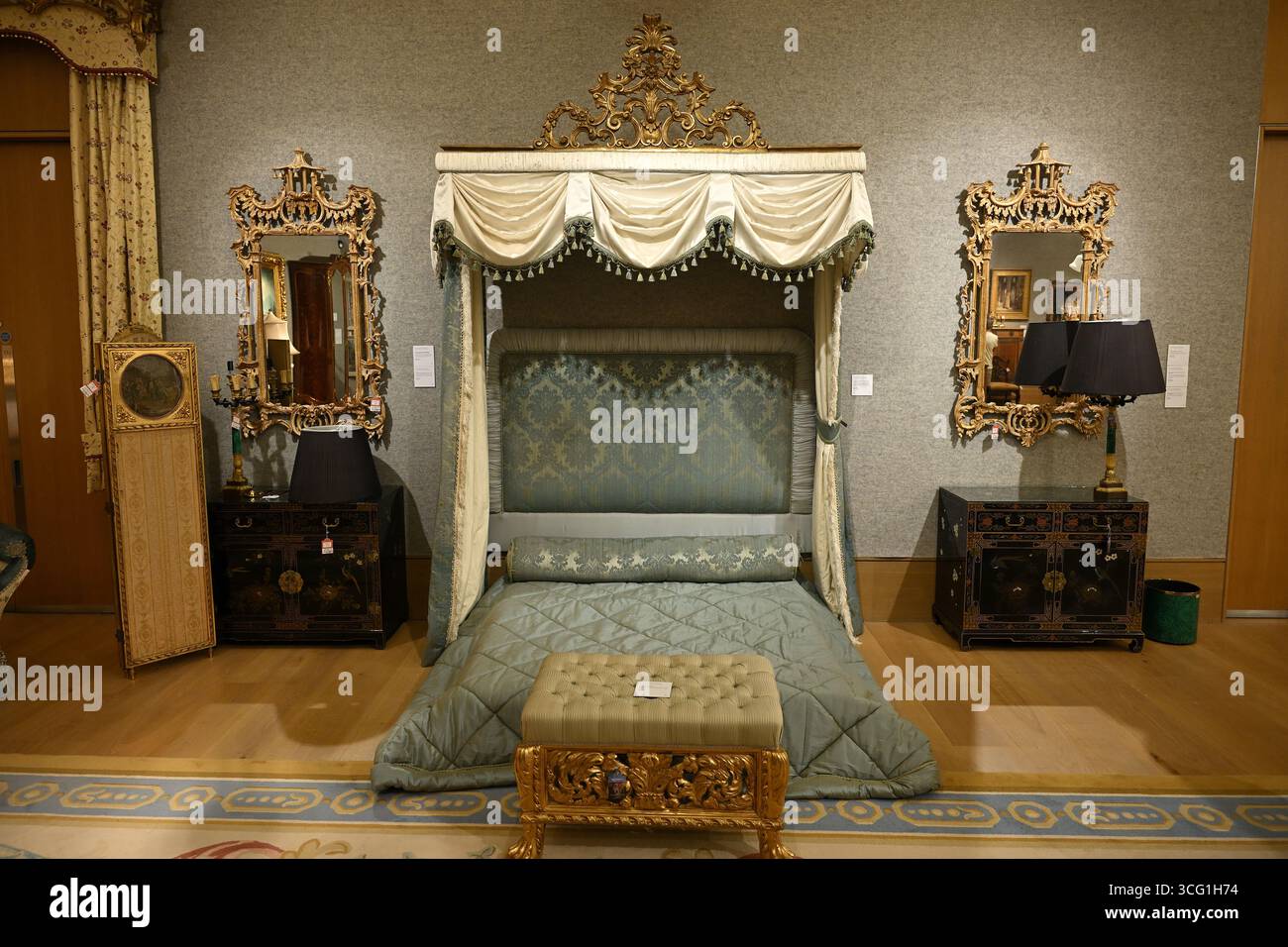 Canape del letto "mezzo tester" in giltwood intagliato - The Contents of Kerfield House - Casa d'aste Bonham Foto Stock
