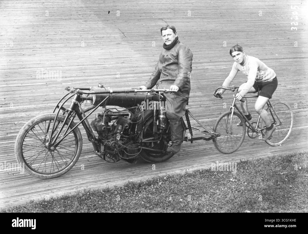 French Cycling Speed Race: 11 agosto 1913, Buffalo velodromo, record di velocità di un'ora, amatoriale, di Henri Fossier dietro la moto passo. Credito: Agence Rol, ID: ROL 32205 Foto Stock