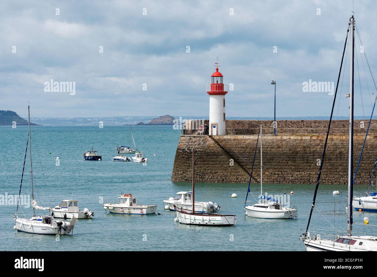 Barche con marea alluvionale nel porto presso il faro di Erquy, scenario del porto, Francia, Bretagna, Erquy Foto Stock