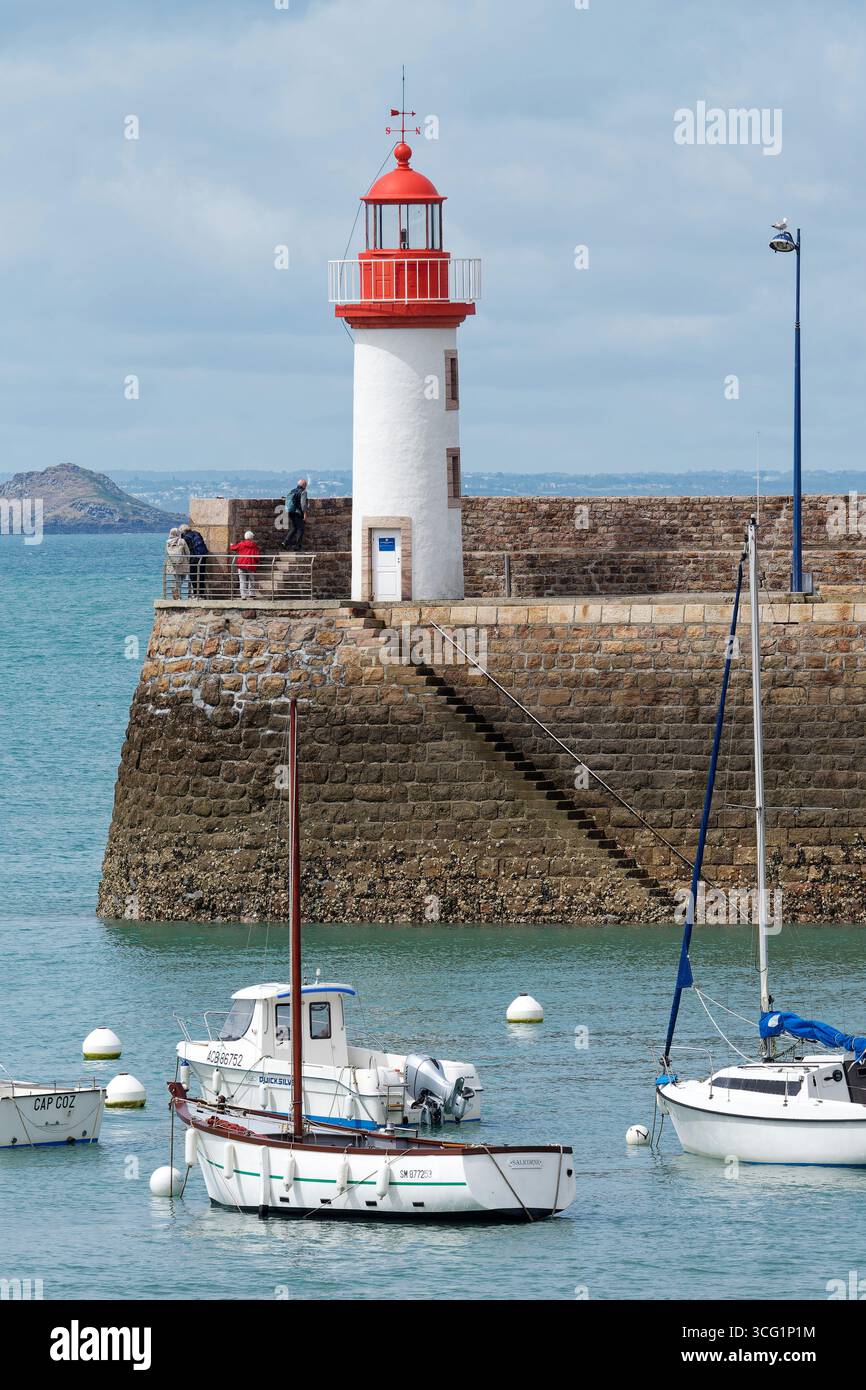 Barche con marea alluvionale nel porto presso il faro di Erquy, scenario del porto, Francia, Bretagna, Erquy Foto Stock