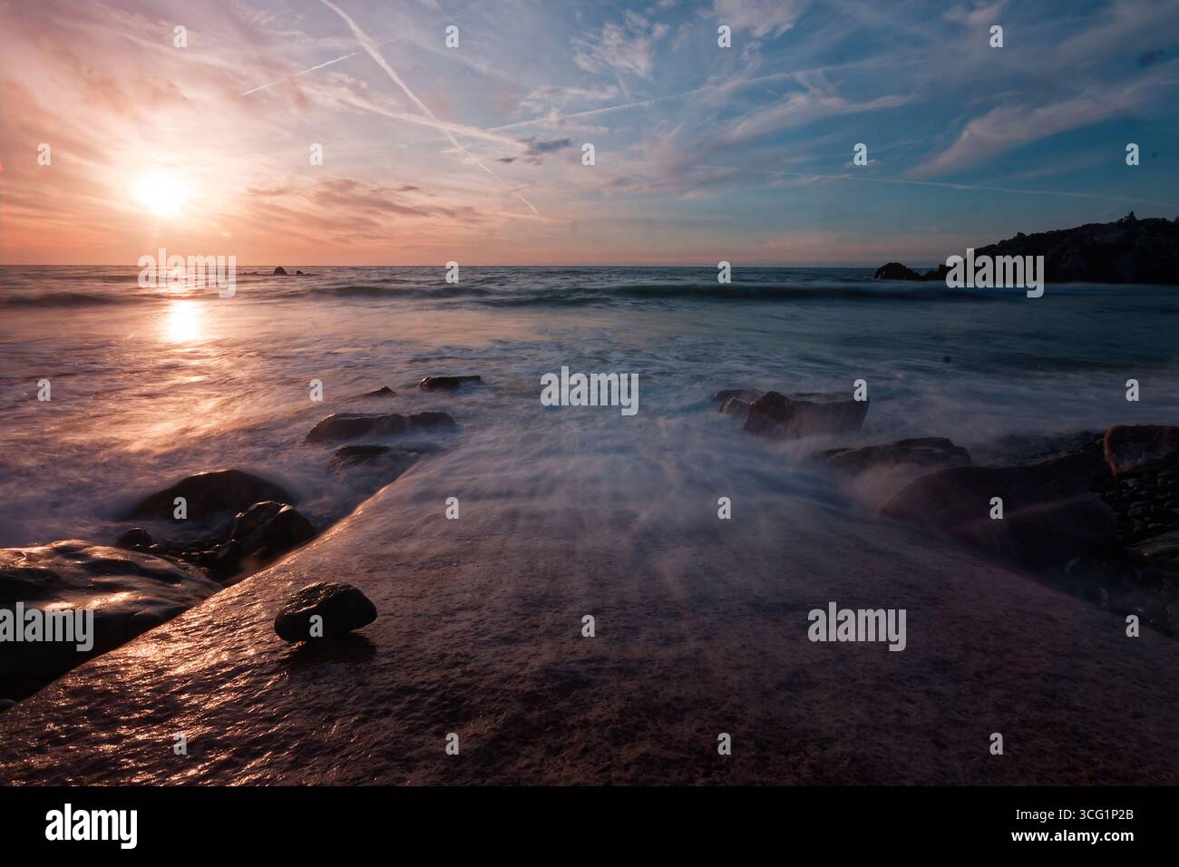 Marea alluvionale sulla spiaggia di Saint-Pabu al tramonto, Francia, Bretagna, Erquy Foto Stock