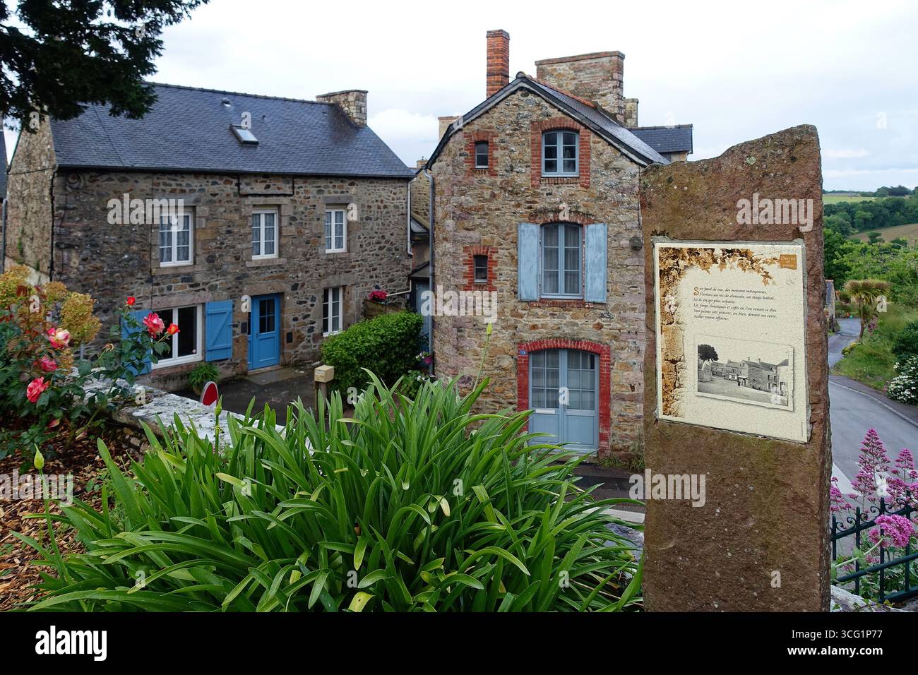 Case in pietra naturale nel centro storico del villaggio, Francia, Bretagna, Saint-Alban Foto Stock