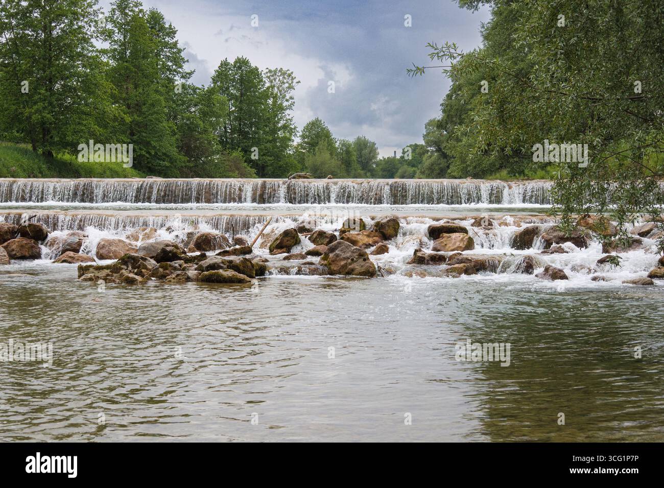 Soglia del suolo, ostacolo alla migrazione per gli organismi acquatici, Germania, Baviera, Mangfall, Rosenheim Foto Stock