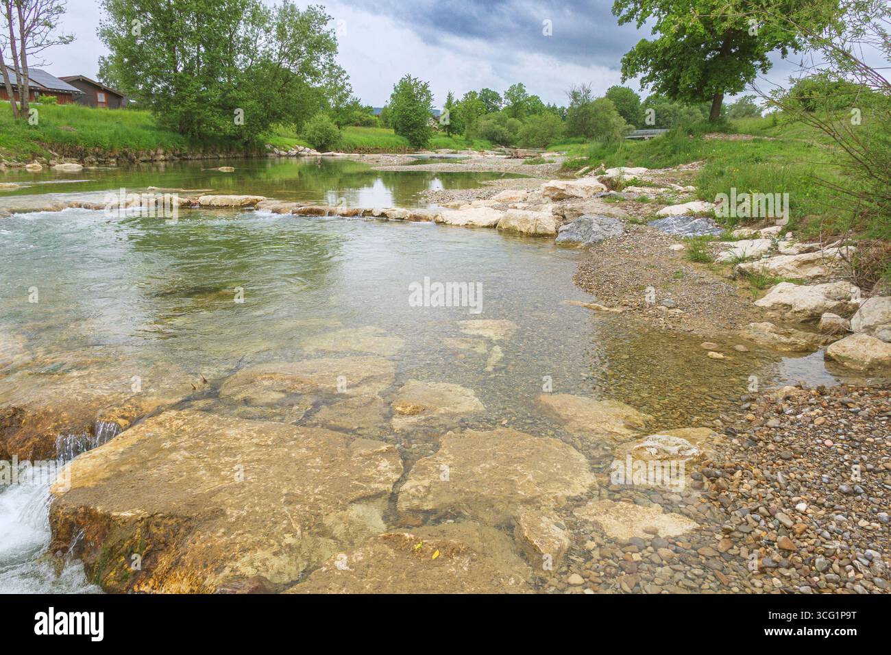 Rampe grezze in sostituzione della soglia di terra, rimozione delle barriere migratorie per gli organismi acquatici, Germania, Baviera, Mangfall, Rosenheim Foto Stock