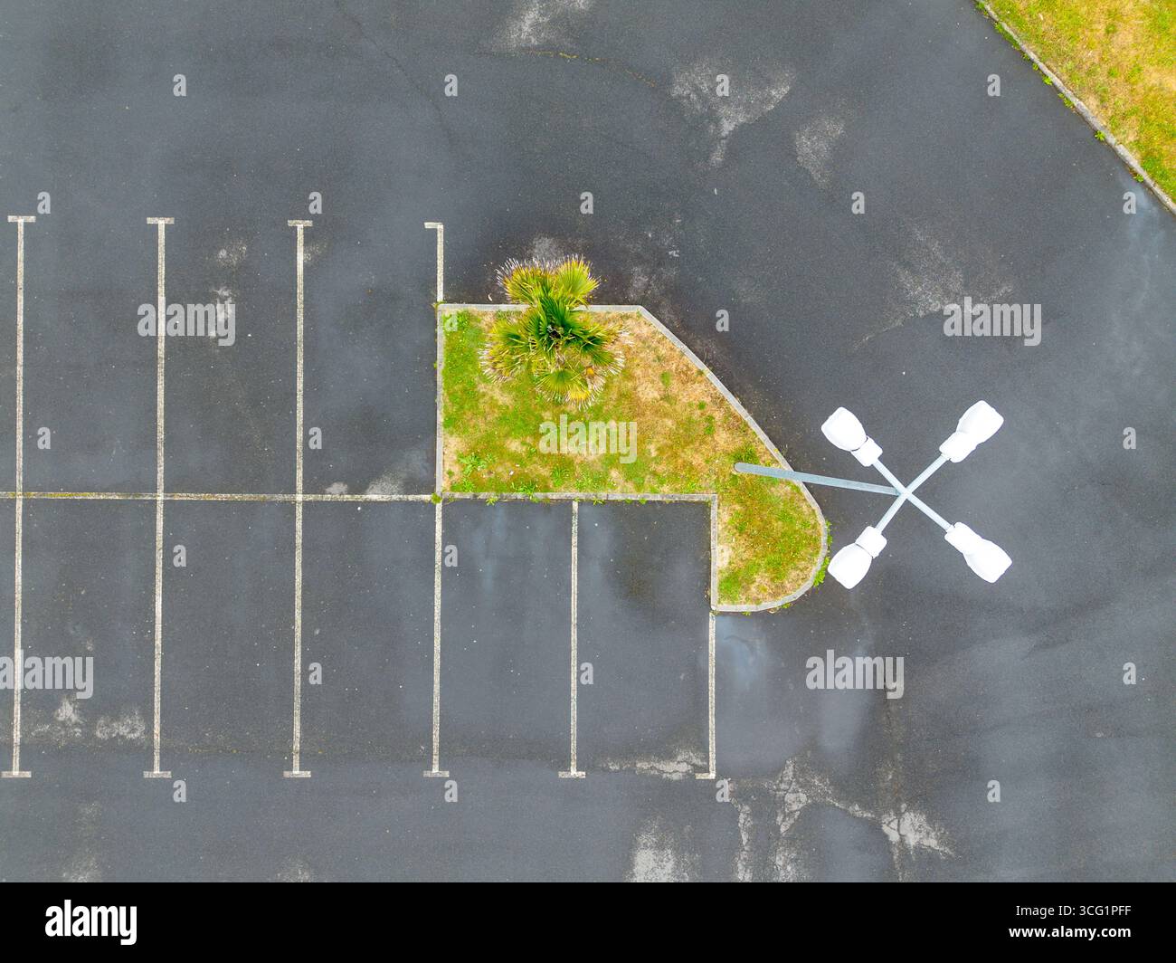 Parcheggio con piccola area verde, vista aerea, Francia, Bretagna Foto Stock