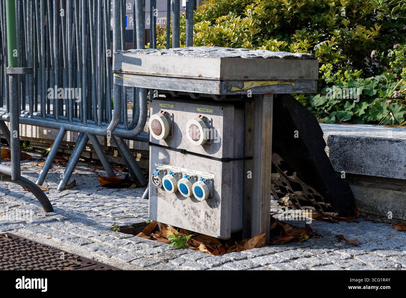 Stazione di rifornimento retrattile in una piazza del mercato, Francia, Normandia, Neufchatel-en-Bray Foto Stock