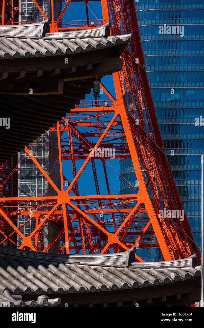 Giappone tra tradizione e modernità. Architettura tradizionale fianco a fianco con la moderna Tokyo Tower e la Azabudai Hills Mori JP Tower, il bui più alto Foto Stock