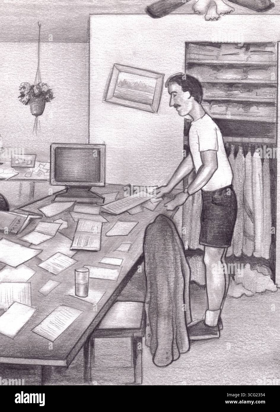 Uomo maturo che indossa pantaloni corti e una t-shirt in piedi in una sala da pranzo che organizza i documenti su un tavolo che dispone anche di un computer in ufficio Foto Stock