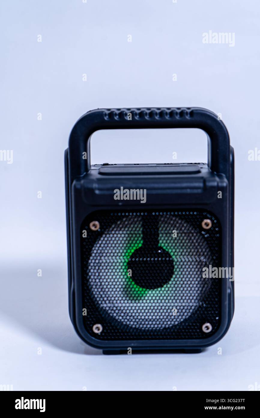 Altoparlante portatile con maniglia integrata e luce verde che mostra, isolato su sfondo bianco Foto Stock