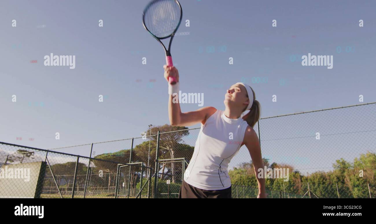 Racchetta in mano, tennista con la maglia bianca, gonna nera che prepara il servizio al campo da tennis con la rete Foto Stock