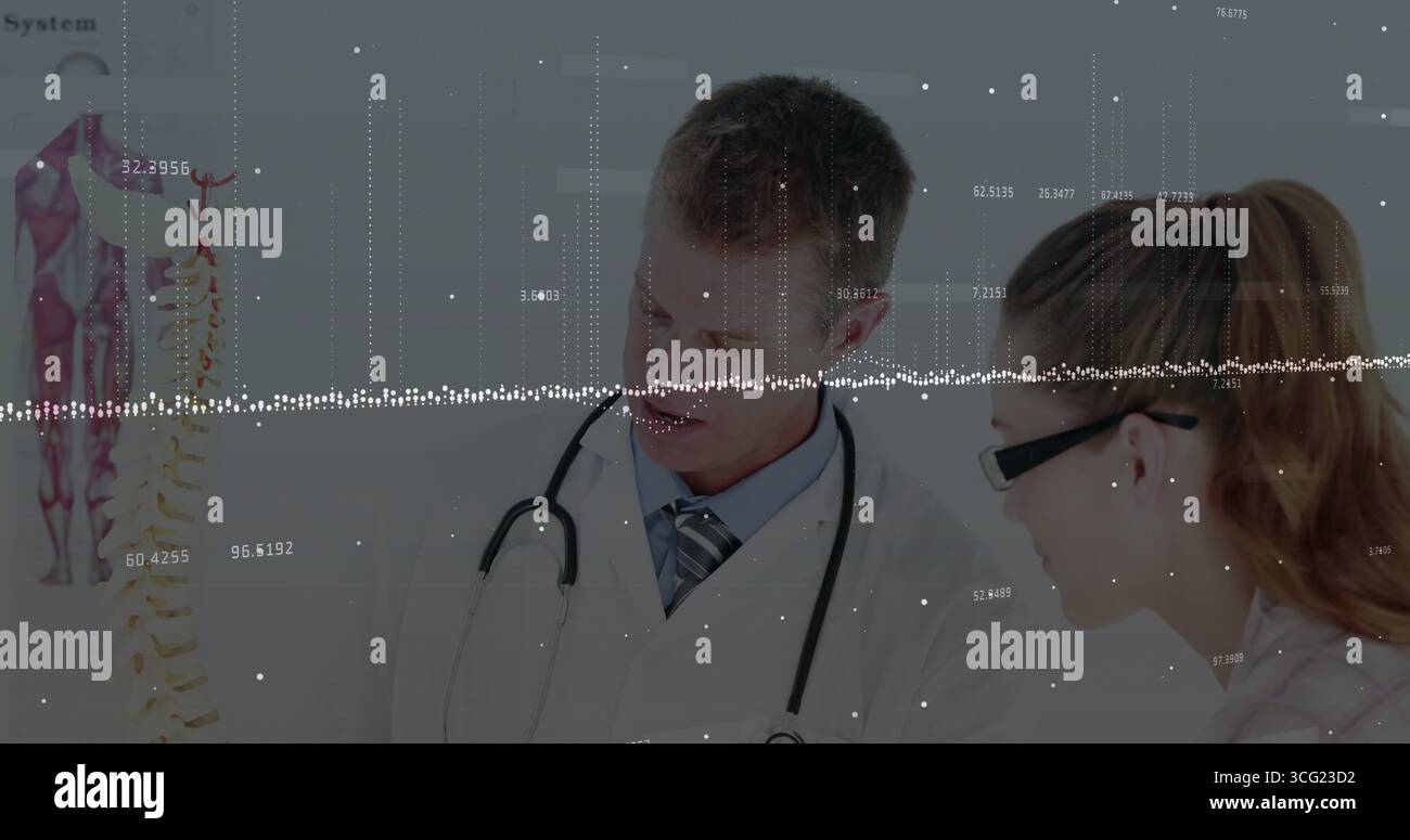 Due professionisti medici che esaminano il modello della colonna vertebrale e puntano in sala di consultazione Foto Stock