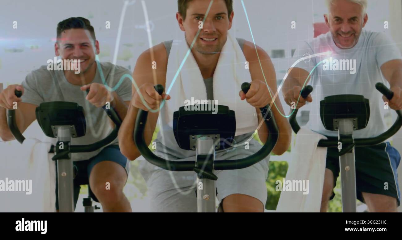 Ciclista che indossa una camicia senza maniche con asciugamano intorno al collo in palestra con cyclette Foto Stock