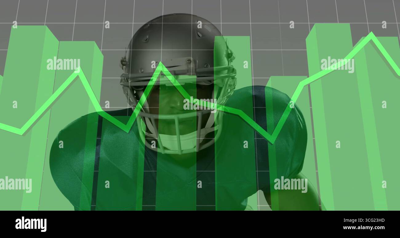 Giocatore di calcio accovacciato in maglia verde e casco argento sullo sfondo analitico con classifiche verdi Foto Stock