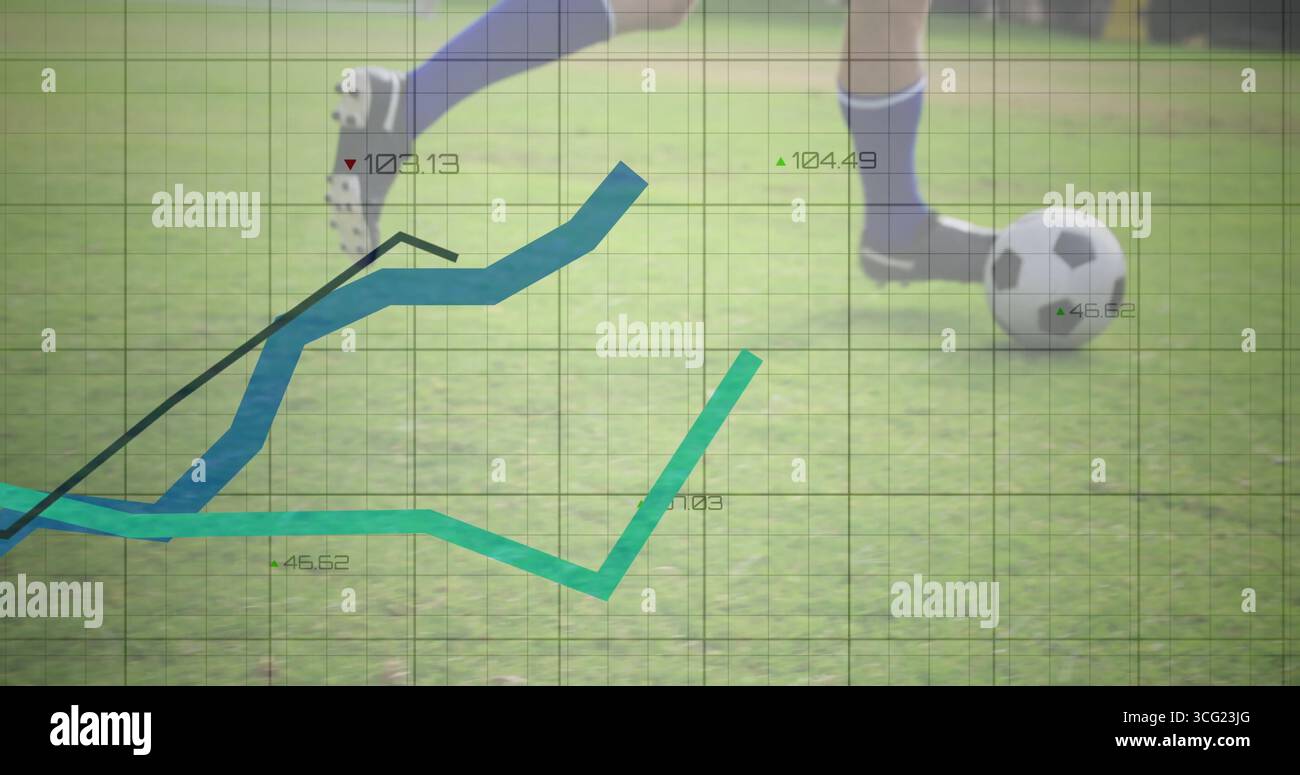 Calciare l'atleta che indossa calze blu e scarpe nere sull'erba, calciare palla da calcio con griglia e grafici Foto Stock Calciare l'atleta che indossa calze blu e scarpe nere sull'erba, calciare palla da calcio con griglia e grafici Foto Stock