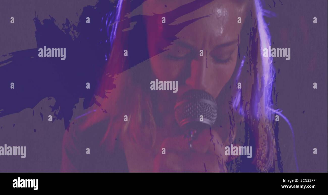 Cantante che tiene il microfono sul palco sotto le luci viola e rosse, con sovrapposizioni astratte Foto Stock