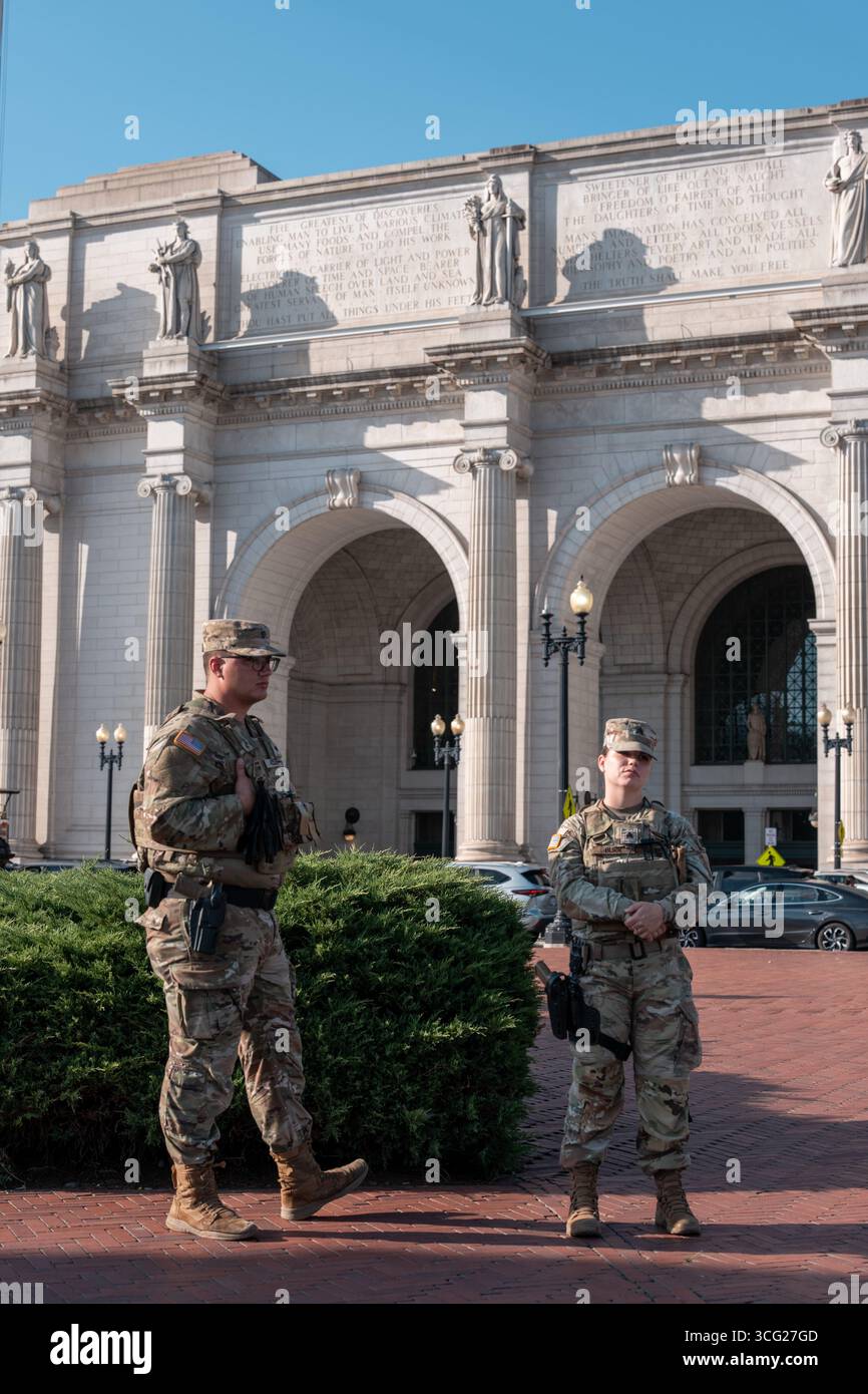 Washington, DC, USA. 25 agosto 2025. Soldati armati della Guardia Nazionale pattugliano Union Station il 25 agosto 2025 a Washington, DC l'amministrazione Trump ha inviato la Guardia Nazionale e le forze dell'ordine federali a Washington per aiutare a reprimere il crimine nel Campidoglio della nazione (Credit Image: © Andrew Leyden/ZUMA Press Wire) SOLO USO EDITORIALE! Non per USO commerciale! Foto Stock