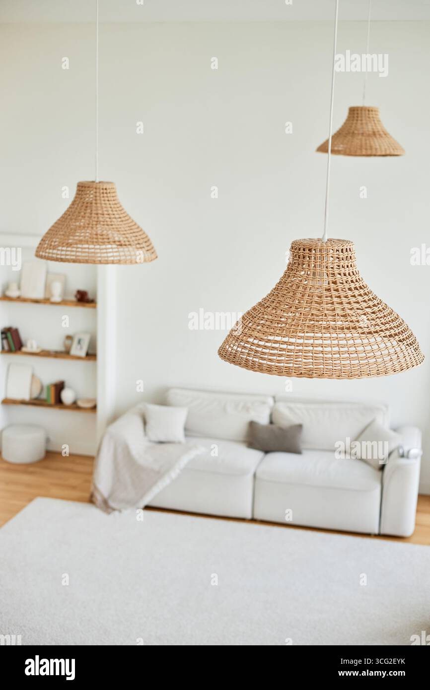 Lampade pendenti in vimini appese al moderno ambiente interno del soggiorno Foto Stock