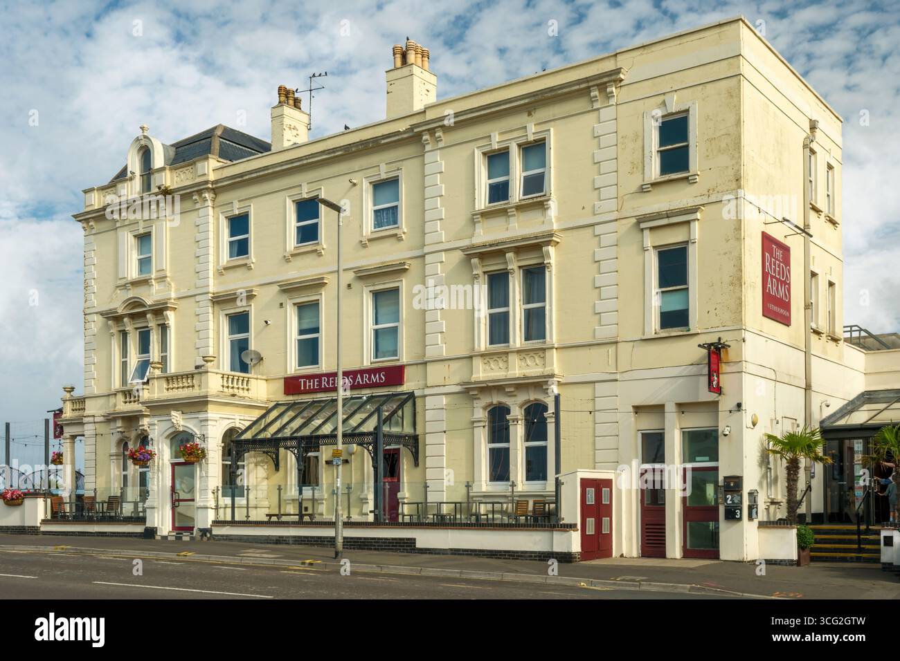 Burnham-on-Sea, Somerset - The Reeds Arms, un popolare pub Wetherspoon in Pier Street a Burnham-on-Sea nel Somerset, Inghilterra. Foto Stock