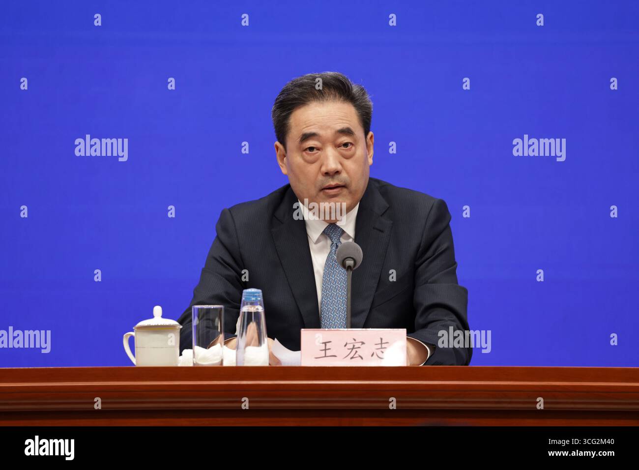 Pechino, Cina. 26 agosto 2025. Wang Hongzhi, membro del gruppo di leadership del Partito Comunista Cinese della Commissione nazionale per lo sviluppo e la riforma e capo dell'Amministrazione nazionale per l'energia, parla in una conferenza stampa tenuta dall'Ufficio informazioni del Consiglio di Stato (SCIO) sui risultati ottenuti nello sviluppo energetico di alta qualità durante il quattordicesimo periodo di piano quinquennale (2021-2025) a Pechino, capitale della Cina, 26 agosto 2025. Crediti: Zhang Yuwei/Xinhua/Alamy Live News Foto Stock