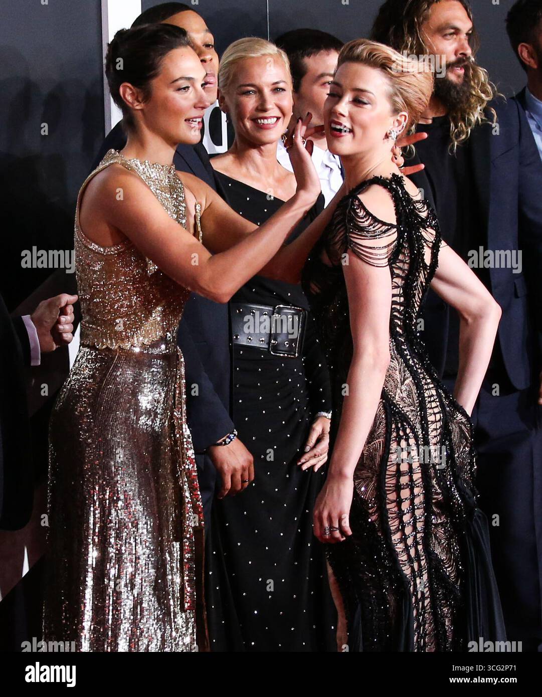 (FILE) Gal Gadot salta la Mostra del Cinema di Venezia in mezzo alla campagna pro-palestinese. HOLLYWOOD, LOS ANGELES, CALIFORNIA, USA - 13 NOVEMBRE: L'attrice e modella israeliana Gal Gadot indossa un abito da Altuzarra e Jennifer Fisher Jewelry e Amber Heard arrivano alla prima mondiale della Warner Bros La "Justice League" si è tenuta al Dolby Theatre il 13 novembre 2017 a Hollywood, Los Angeles, California, Stati Uniti. (Foto di Xavier Collin/Image Press Agency) Foto Stock